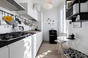 Kühlschrank, Mikrowelle, Herdplatte, Wasserkocher mit Kaffee-/Teezubehör
