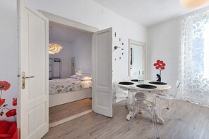 Silitysrauta/-lauta, Wi-Fi, vuodevaatteet