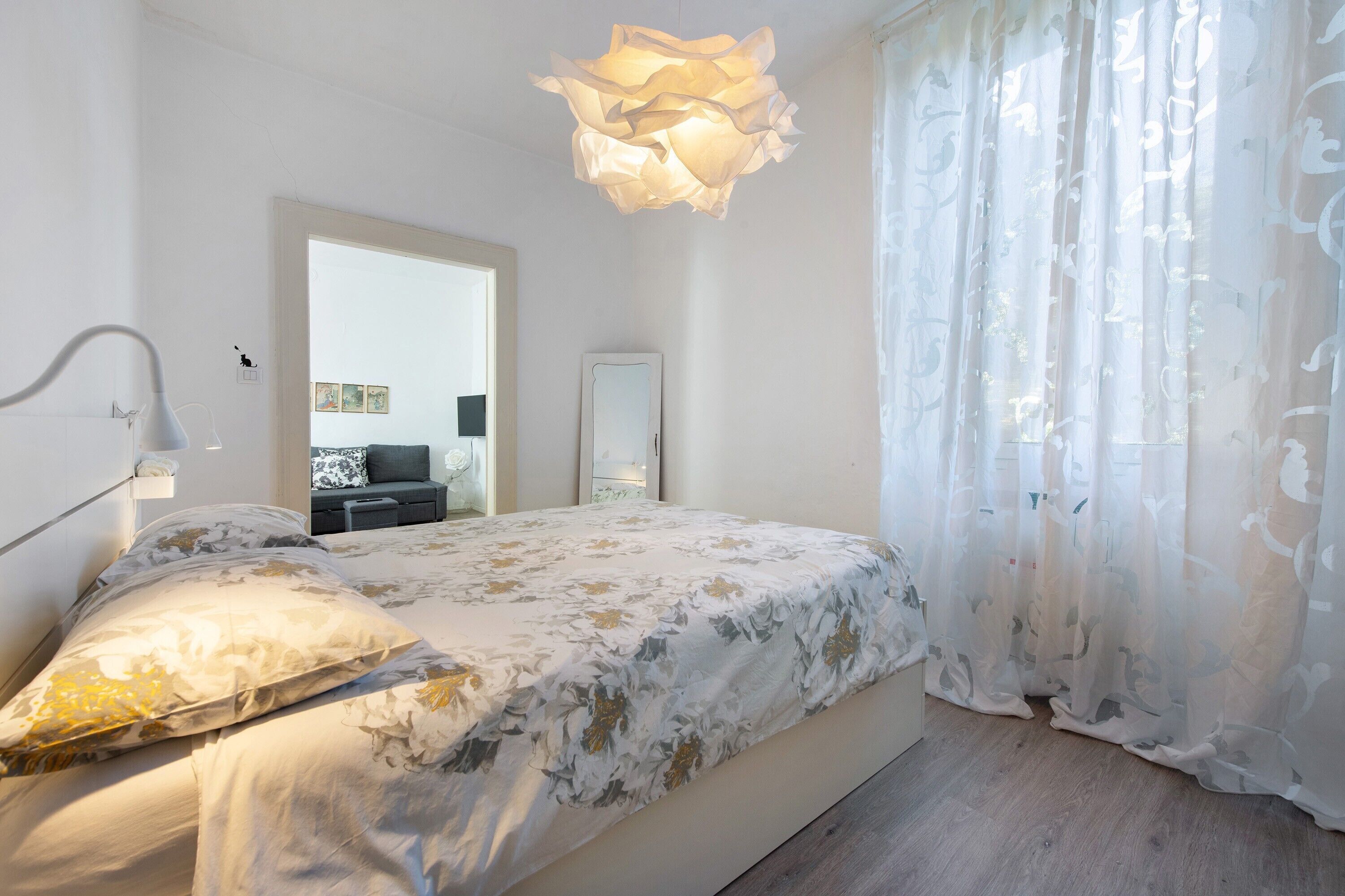 Een strijkplank/strijkijzer, wifi, beddengoed