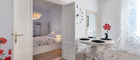 Iron/ironing board, WiFi, bed sheets