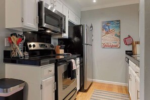 Réfrigérateur, four à micro-ondes, un four, surface de cuisson