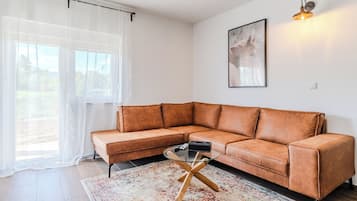 Familie appartement, 1 slaapkamer (Plitvice Lakes Apartments and Rooms 2) | Woonruimte | Een 21-inch flatscreentelevisie met kabelzenders