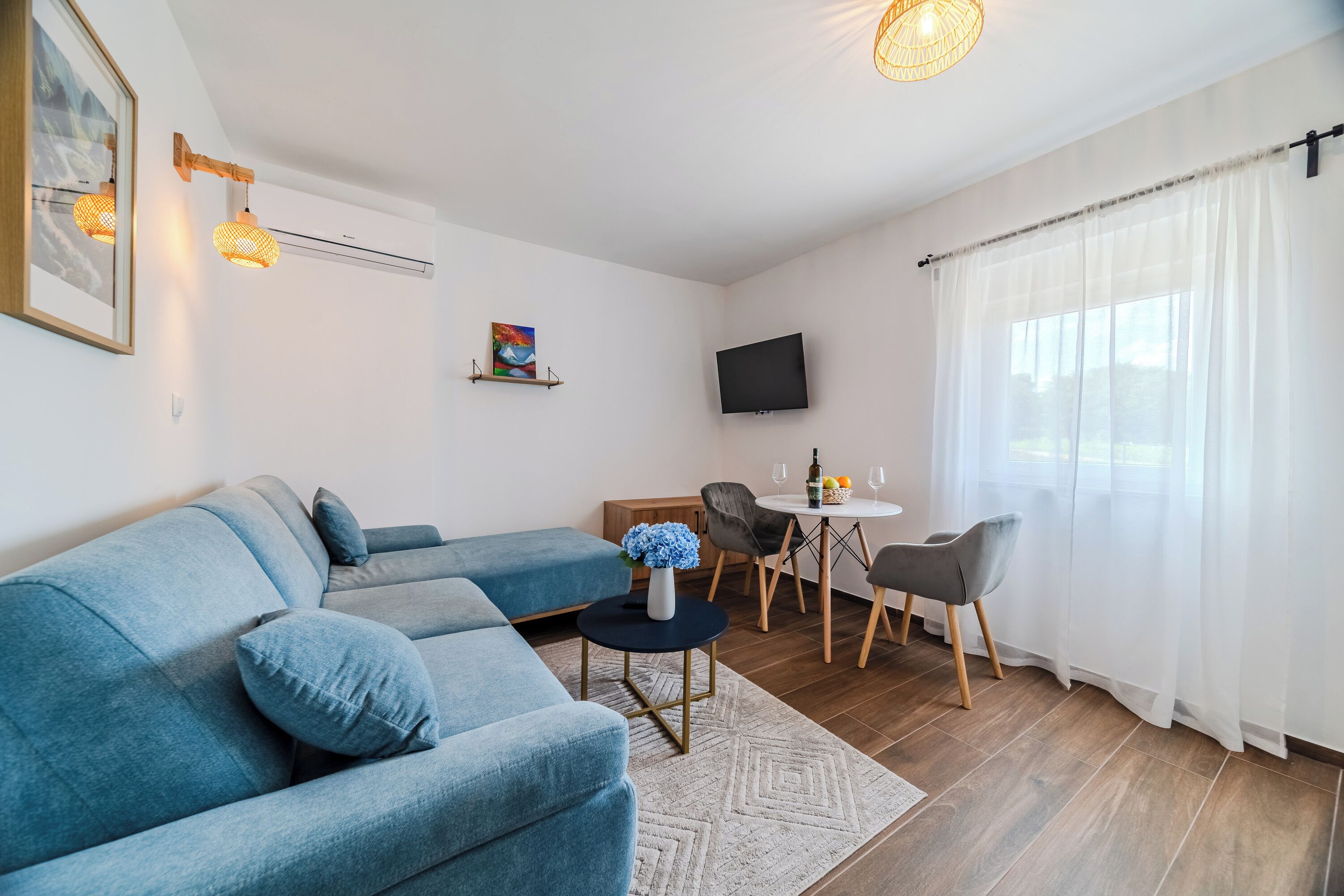 Appartamento familiare, camere multiple (Plitvice Lakes Apartments and Rooms 1) | Area soggiorno | TV a schermo piatto 21 pollici con canali via cavo