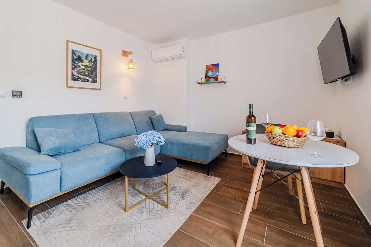 Căn hộ dành cho gia đình, nhiều phòng ngủ (Plitvice Lakes Apartments and Rooms 1) | Khu phòng khách | TV màn hình phẳng 21-inch có truyền hình cáp