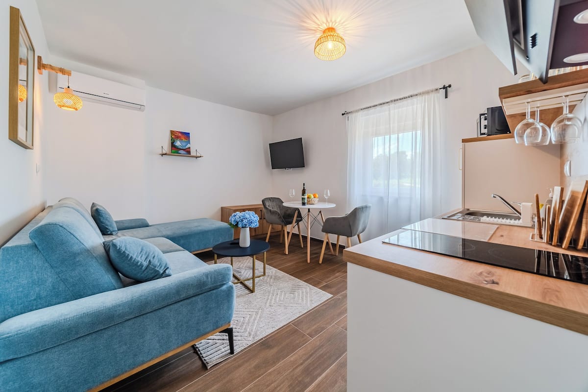 Family Apartment, Multiple Bedrooms (Plitvice Lakes Apartments and Rooms 1) | Living area | 21-inch flat-screen TV with cable channels