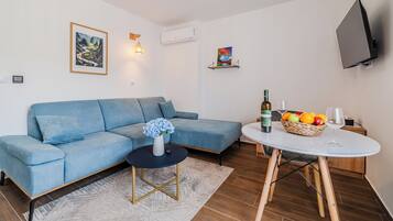 Perhehuoneisto, 1 makuuhuone (Plitvice Lakes Apartments and Rooms 1) | Oleskelualue | 21–tuumainen taulutelevisio, jossa kaapelikanavat