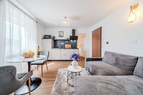 Perhehuoneisto, 1 makuuhuone (Plitvice Lakes Apartments and Rooms 3) | Oleskelualue | 21–tuumainen taulutelevisio, jossa kaapelikanavat