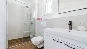 Familienapartment, Mehrere Schlafzimmer (Plitvice Lakes Apartments and Rooms 3) | Badezimmer | Dusche, Haartrockner, Handtücher, Seife