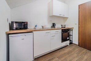 Familie studio (Plitvice Lakes Apartments and Rooms 7) | Privékitchenette | Een koelkast, een microgolfoven, een oven, een kookplaat