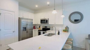 Réfrigérateur, four à micro-ondes, un four, surface de cuisson