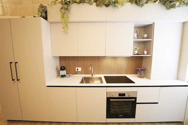 موقد طهي مسطح، ماكينة لصنع القهوة/الشاي، مستلزمات طهي/أطباق/أوعية