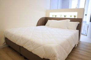 مكتب وواي فاي وملاءات أسرّة