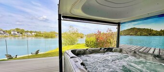 Detached 4 Bed, 3 Bath Lakeside Lodge. Sleeps 8. Hot Tub. The Cotswolds Lakes.