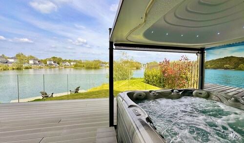 Detached 4 Bed, 3 Bath Lakeside Lodge. Sleeps 8. Hot Tub. The Cotswolds Lakes.