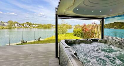 Detached 4 Bed, 3 Bath Lakeside Lodge. Sleeps 8. Hot Tub. The Cotswolds Lakes.