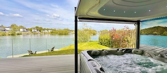 Detached 4 Bed, 3 Bath Lakeside Lodge. Sleeps 8. Hot Tub. The Cotswolds Lakes.