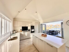 Fridge, microwave, oven, stovetop - Detached 4 Bed, 3 Bath Lakeside Lodge. Sleeps 8. Hot Tub. The Cotswolds Lakes. (Cerney Wick)
