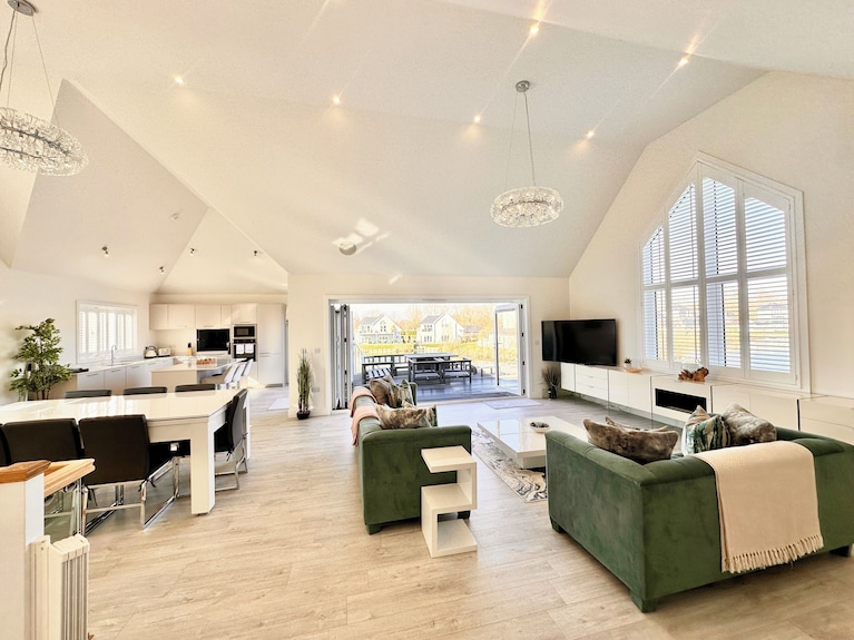 Detached 4 Bed, 3 Bath Lakeside Lodge. Sleeps 8. Hot Tub. The Cotswolds Lakes. - Cotswolds