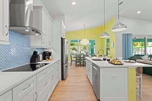 Køleskab, mikrobølgeovn, ovn, kogeplade