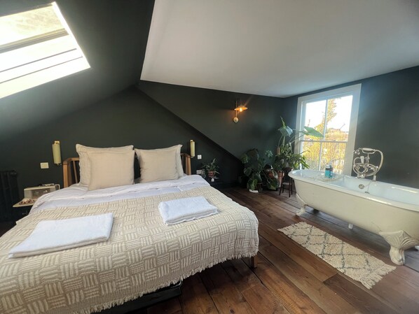 3 bedrooms, iron/ironing board, travel crib, internet