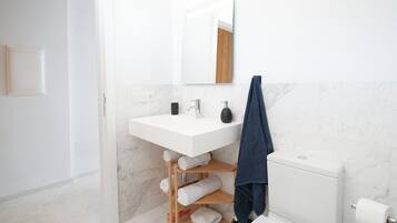 Ducha, secador de pelo y toallas