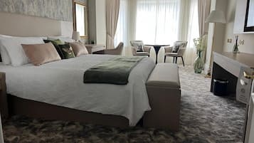 Zimmersafe, Verdunkelungsvorhänge, Bügeleisen/Bügelbrett