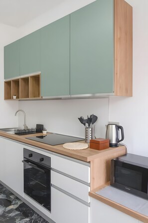 Frigorifero, microonde, forno, piano cottura