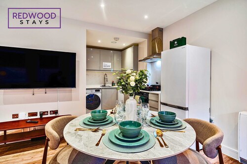 Brand New, Town Center, FREE FAST WiFi, Balcony by Redwood Stays