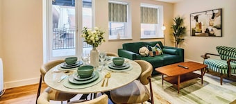 Town Center, FREE FAST WiFi, Balcony by Redwood Stays