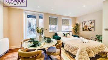 1 Schlafzimmer, Schreibtisch, Bügeleisen/Bügelbrett, Reisekinderbett