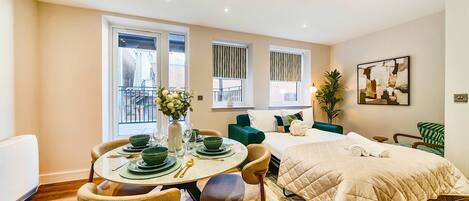 1 habitación, escritorio, tabla de planchar con plancha y cuna de viaje