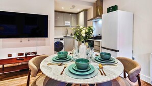 Een moderne keuken met een eethoek voor vier personen.