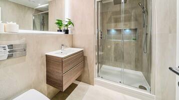 Shower, hair dryer, towels