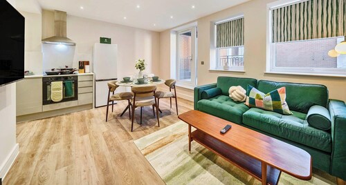 Town Center, FREE FAST WiFi, Balcony by Redwood Stays
