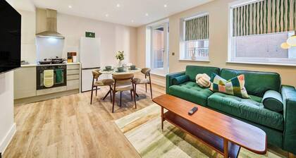 Town Center, FREE FAST WiFi, Balcony by Redwood Stays