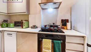 冷蔵庫、電子レンジ、オーブン、コンロ