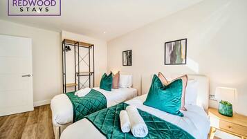 2 Schlafzimmer, Schreibtisch, Bügeleisen/Bügelbrett, Reisekinderbett