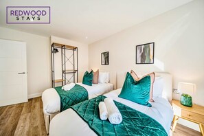 2 dormitorios, escritorio, tabla de planchar con plancha y cuna de viaje