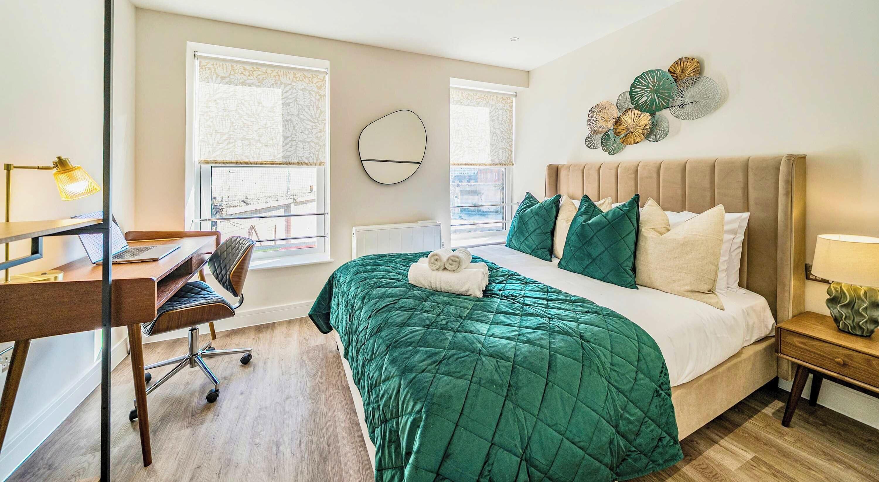 2 chambres, bureau, fer et planche à repasser, lit parapluie