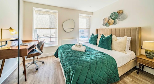 Town Center, FREE WiFi, 58 Inch TV, Balcony by Redwood Stays