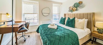 Town Center, FREE WiFi, 58 Inch TV, Balcony by Redwood Stays