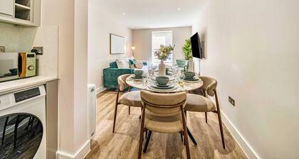Town Center, FREE WiFi, 58 Inch TV, Balcony by Redwood Stays