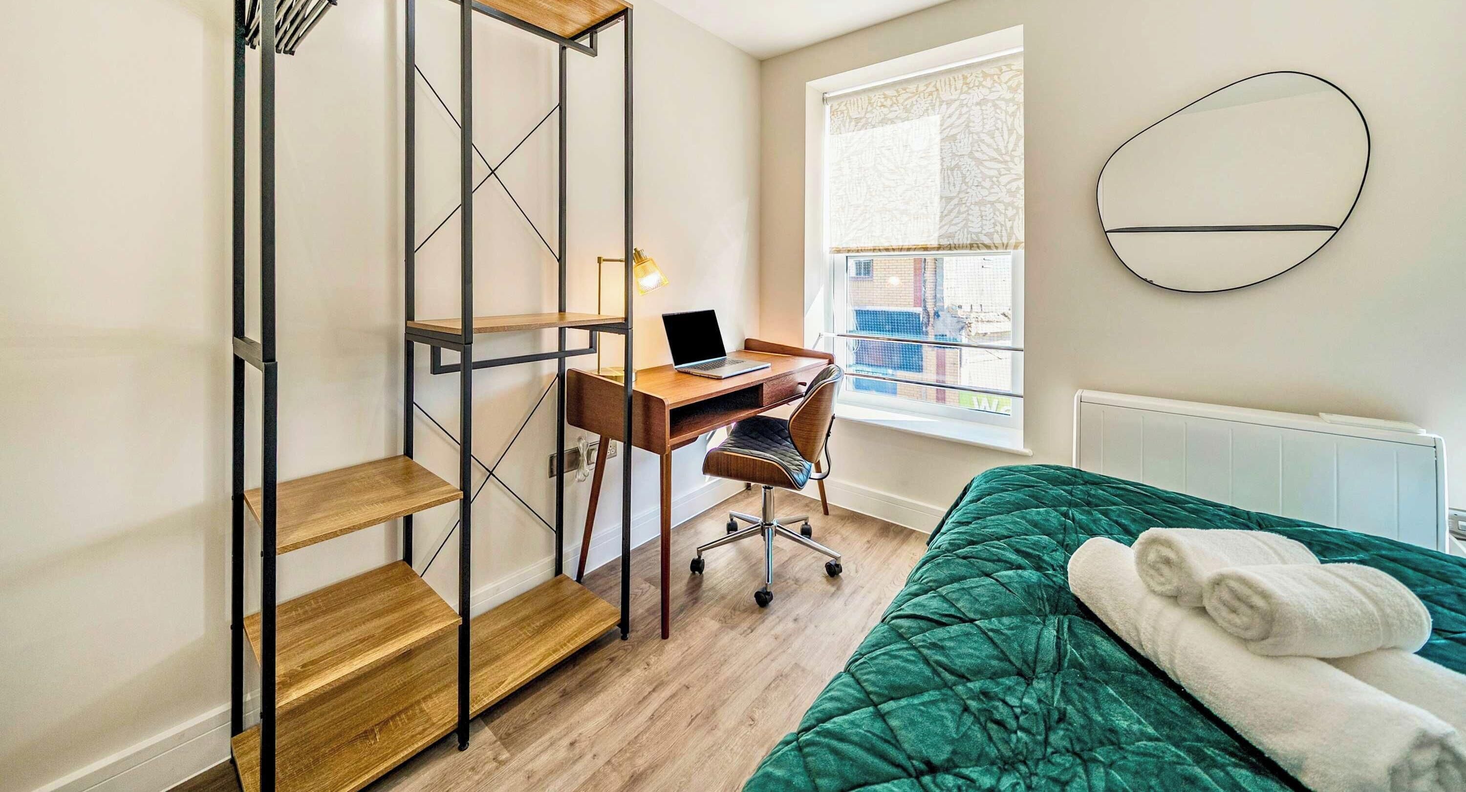 2 Schlafzimmer, Schreibtisch, Bügeleisen/Bügelbrett, Reisekinderbett