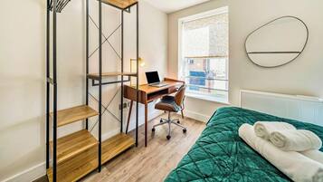 2 Schlafzimmer, Schreibtisch, Bügeleisen/Bügelbrett, Reisekinderbett