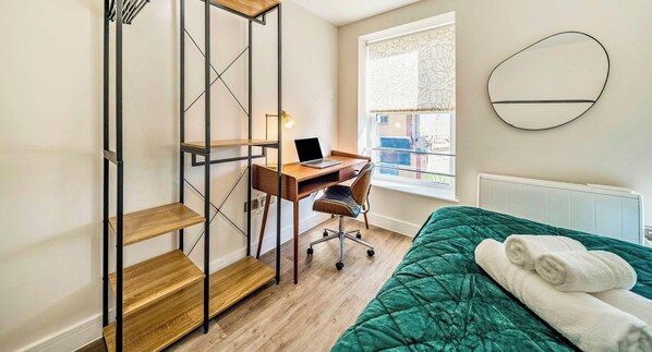 2 chambres, bureau, fer et planche à repasser, lit de bébé portatif