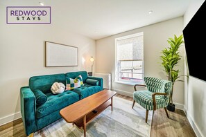 Una televisión, una oficina