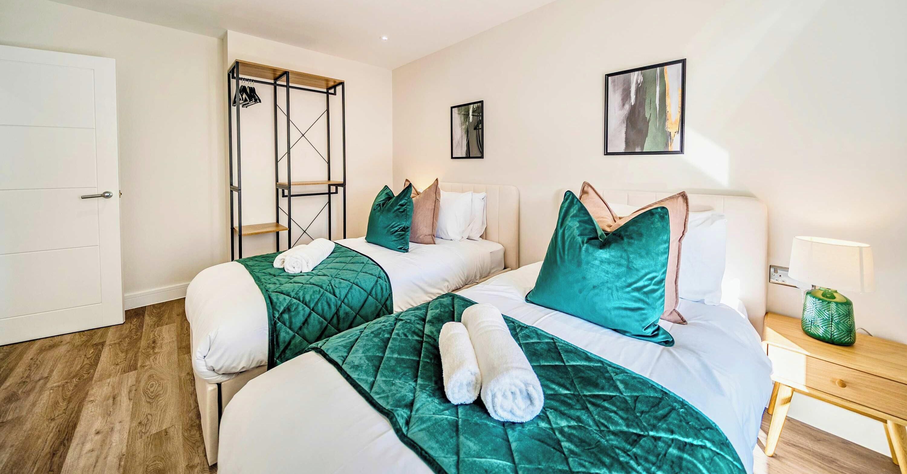 2 Schlafzimmer, Schreibtisch, Bügeleisen/Bügelbrett, Reisekinderbett