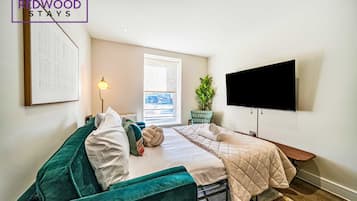 2 habitaciones, escritorio y tabla de planchar con plancha