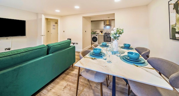 Dining - Town Center| Contractors/Families | WiFi | Balcony (Aldershot)