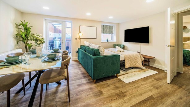 1 bedroom, desk, iron/ironing board, travel cot - Town Center| Contractors/Families | WiFi | Balcony (Aldershot)
